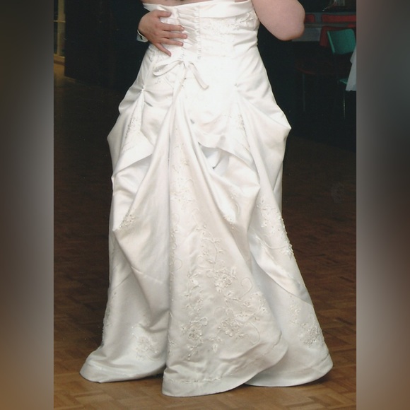 Plus Size Wedding Dress - size 22W White with beading and beautiful train - Picture 7 of 16